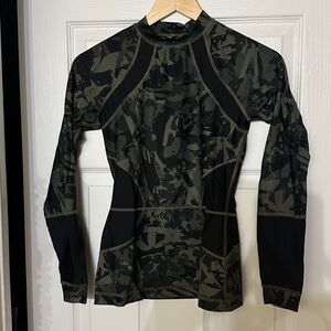 Lululemon Sun is Out Rash Guard Long Sleeve Swim Top Women’s Size 4 EUC